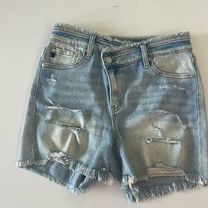 Nwot Kancan 7/27 stretchy offset jean shorts never worn